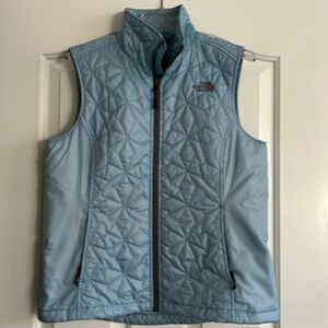 Women’s gently worn light blue w/ gray accent quilted vest - side zip pock sz M